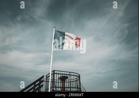 Drapeau national français au château de Lichtenberg, Lichtenberg, Alsace, France, Europe Banque D'Images