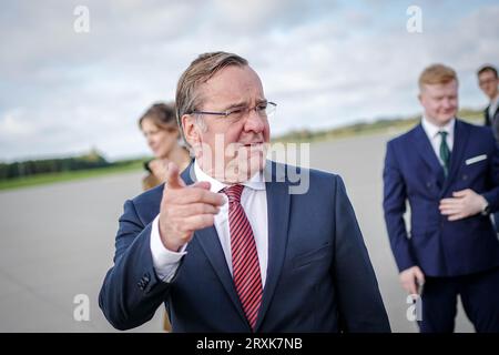 26 septembre 2023, Estonie, Ämari : Boris Pistorius (SPD), ministre fédéral de la Défense, arrive à la base aérienne de Ämari. Après la Lettonie, Pistorius visitera également le pays voisin, l'Estonie, jusqu'au 27.09.2023. Photo : Kay Nietfeld/dpa Banque D'Images