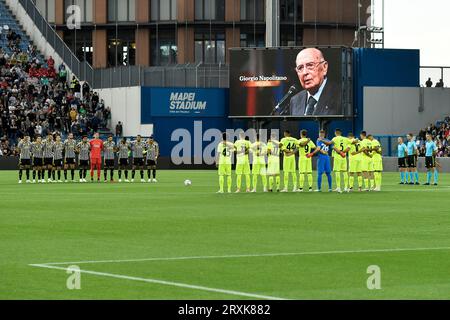 Minute de silence en mémoire de l’ancien président de la République Giorgio Napolitano lors du match de football Serie A entre l’US Sassuolo et la Juventus FC au stade Citta del Tricolore à Reggio Emilia (Italie), le 23 septembre 2023. Banque D'Images