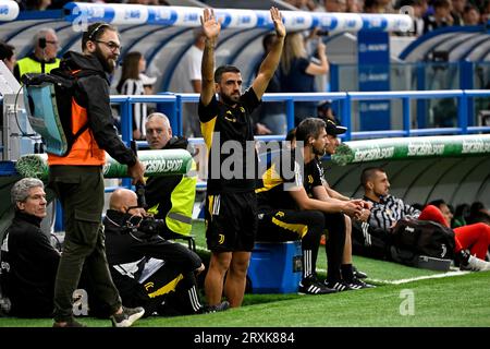 L'ancien joueur de Sassuolo Francesco Magnanelli de la Juventus FC agite les fans lors du match de football Serie A entre l'US Sassuolo et la Juventus FC au stade Citta del Tricolore à Reggio Emilia (Italie), le 23 septembre 2023. Banque D'Images