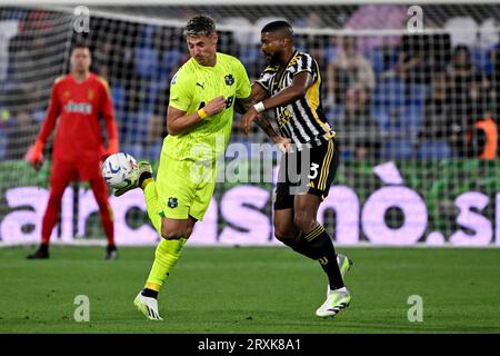 Andrea Pinamonti de l’US Sassuolo Calcio et Gleison Bremer Silva Nascimento de la Juventus FC s’affrontent pour le ballon lors du match de football Serie A entre l’US Sassuolo et la Juventus FC au stade Citta del Tricolore à Reggio Emilia (Italie), le 23 septembre 2023. Banque D'Images