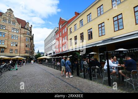 Cafés et restaurants au Lilla Torg (place de la vieille ville) dans la vieille ville de Malmö, Suède. Banque D'Images