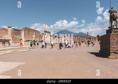 Place antique contre le volcan Vésuve avec des touristes à Pompéi, Italie. Concept de culture antique. Point de repère italien. Fouilles archéologiques. Ruines de Pompéi Banque D'Images