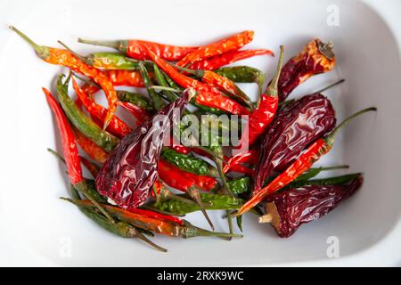 Piments séchés dans Bowl Banque D'Images