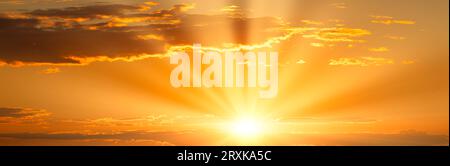 La naissance de la lumière du jour : nuages gracieux le matin Banque D'Images