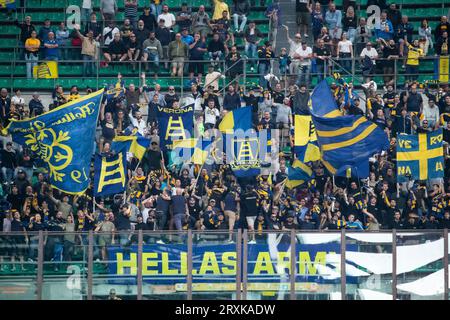 Milan, Italie. 23 septembre 2023. Championnat italien de football de série A. AC Milan VS Hellas Verona 1-0. Supporters Vérone., image & copyright Cristiano BARNI/ATP images. (BARNI Cristiano/ATP/SPP) crédit : SPP Sport Press photo. /Alamy Live News Banque D'Images