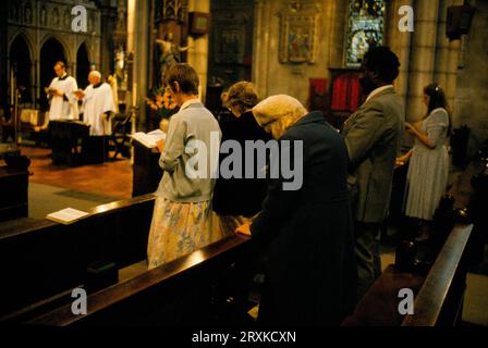 La haute église anglo-catholique d'Angleterre, l'église Saint-Jean-Baptiste, Shepherd's Bush. Les membres de la congrégation assistent à la messe solennelle et à la Communion de 11,00 heures. Shepherd's Bush, Londres, Angleterre années 1985 1980 Royaume-Uni HOMER SYKES Banque D'Images