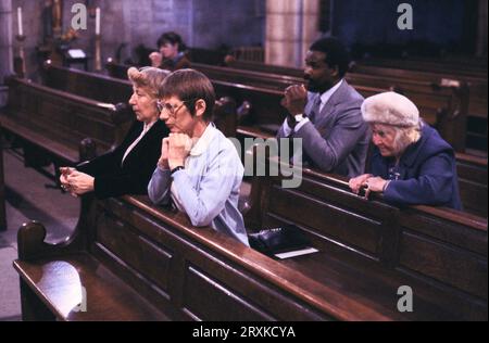 La haute Église anglo-catholique d'Angleterre, l'Église Saint-Jean-Baptiste, les membres de la congrégation assistent à la prière du soir et à la bénédiction à 6 heures. Holland Park Road, Shepherd's Bush, Londres, Angleterre années 1985 1980 Royaume-Uni HOMER SYKES Banque D'Images