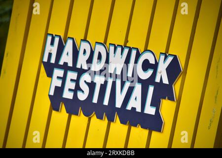 Une foule immense profite de la musique live au Hardwick Festival 2023. Crédit : James Hind/Alamy stock photo. Banque D'Images