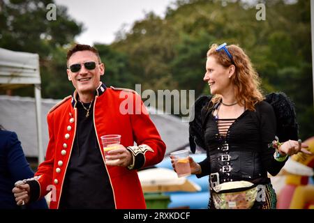 Une foule immense profite de la musique live au Hardwick Festival 2023. Crédit : James Hind/Alamy stock photo. Banque D'Images