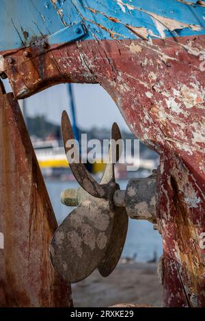 Vieille hélice en laiton ou en bronze et gouvernail sur un vieux bateau de pêche grec traditionnel en bois Banque D'Images