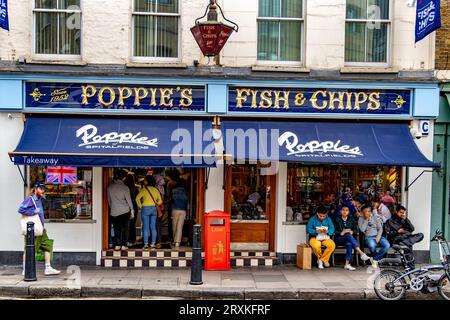 Les gens achètent du Fish and chips à la boutique Poppies Fish & Chip Spitalfields, Londres E1 Banque D'Images