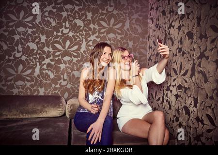 Friends at nightclub selfies Banque D'Images