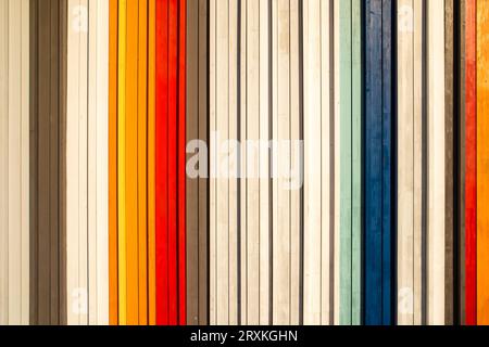 Mur fait de panneaux colorés. Fond rayé abstrait. Banque D'Images