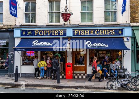 Les gens achètent du Fish and chips à la boutique Poppies Fish & Chip Spitalfields, Londres E1 Banque D'Images