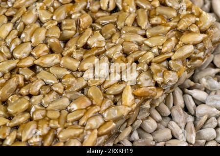 Graines de tournesol frites à la mélasse sucrée de betterave à sucre, délicieux kozinak oriental à base de graines de tournesol, mélasse et miel Banque D'Images