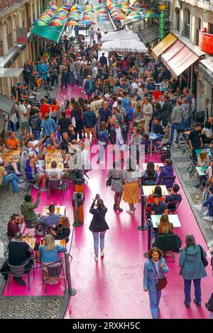 Portugal, Lisbonne, Rua Nova do Carvalho ou la rue Rose, dans la région de Cais do Sodre, est une petite rue piétonne destination la plus chaude de Lisbonne la nuit, Banque D'Images