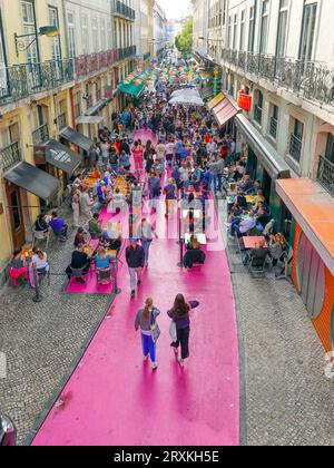 Portugal, Lisbonne, Rua Nova do Carvalho ou la rue Rose, dans la région de Cais do Sodre, est une petite rue piétonne destination la plus chaude de Lisbonne la nuit, Banque D'Images