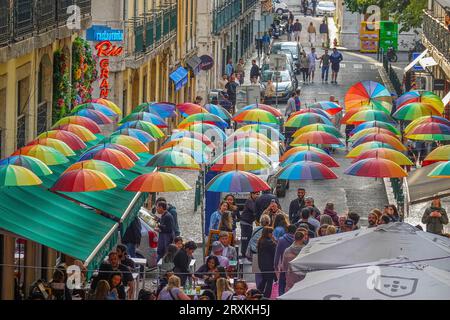 Portugal, Lisbonne, Rua Nova do Carvalho ou la rue Rose, dans la région de Cais do Sodre, est une petite rue piétonne destination la plus chaude de Lisbonne la nuit, Banque D'Images