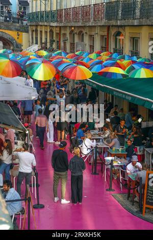 Portugal, Lisbonne, Rua Nova do Carvalho ou la rue Rose, dans la région de Cais do Sodre, est une petite rue piétonne destination la plus chaude de Lisbonne la nuit, Banque D'Images