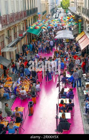 Portugal, Lisbonne, Rua Nova do Carvalho ou la rue Rose, dans la région de Cais do Sodre, est une petite rue piétonne destination la plus chaude de Lisbonne la nuit, Banque D'Images