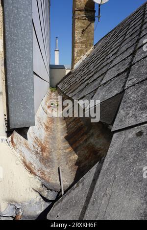 Vieille gouttière rouillée avec cheminée Banque D'Images