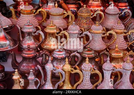 Services de tasses à thé dans le grand marché de bazar à Istanbul. Turquie Banque D'Images