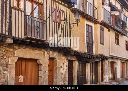 Façades rustiques traditionnelles de la Alberca. Village médiéval. Salamanque, Espagne Banque D'Images