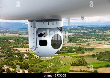 Des boîtiers de capteur de caméra sous un drone de surveillance aérienne sans pilote. Banque D'Images