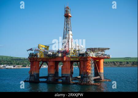 Plate-forme pétrolière Transocean leader à Invergordon pendant ciel dégagé, vue latérale Banque D'Images