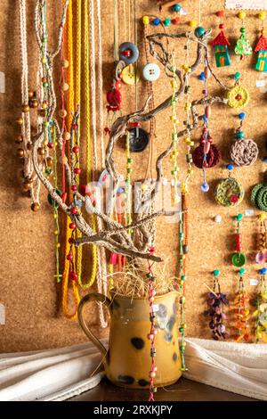 bibelots colorés, bijoux et cadeaux sur un mur d'affichage dans une boutique de cadeaux grecque sur l'île de zante ou zakynthos Banque D'Images