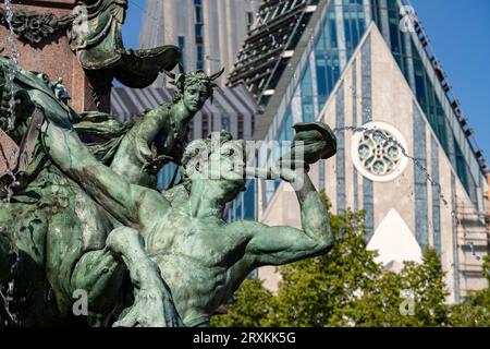 Der Mendebrunnen und das moderne Augusteum der Universität Leipzig am Augustusplatz, Leipzig, Sachsen, Deutschland | Mendebrunnen fontain and the Mo Banque D'Images