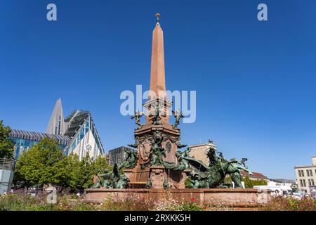 Der Mendebrunnen und das moderne Augusteum der Universität Leipzig am Augustusplatz, Leipzig, Sachsen, Deutschland | Mendebrunnen fontain and the Mo Banque D'Images