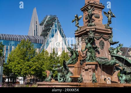 Der Mendebrunnen und das moderne Augusteum der Universität Leipzig am Augustusplatz, Leipzig, Sachsen, Deutschland | Mendebrunnen fontain and the Mo Banque D'Images