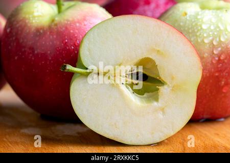 Couper la pomme sur une planche à découper, la pomme mûre croustillante et juteuse coupée en morceaux sur une planche à découper Banque D'Images