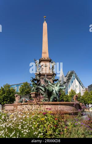 Der Mendebrunnen und das moderne Augusteum der Universität Leipzig am Augustusplatz, Leipzig, Sachsen, Deutschland | Mendebrunnen fontain and the Mo Banque D'Images