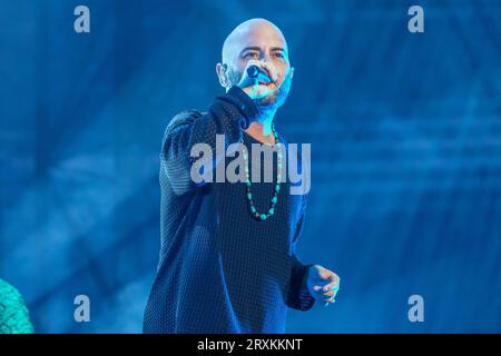 Giuliano Sangiorgi de Negramaro lors de leur concert à l'Arena di Verona pour leur tournée N2O 2003-2023 le 22 septembre 2023 à Vérone, en Italie. (Photo de Roberto Tommasini/NurPhoto) Banque D'Images