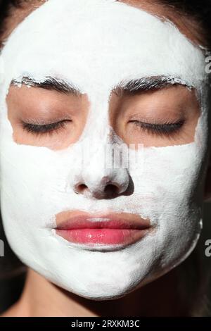 Jeune femme portant un masque Banque D'Images