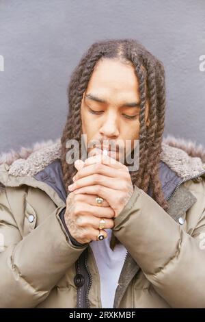 Jeune homme cigarette d'éclairage Banque D'Images