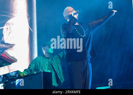 Giuliano Sangiorgi de Negramaro lors de leur concert à l'Arena di Verona pour leur tournée N2O 2003-2023 le 22 septembre 2023 à Vérone, en Italie. (Photo de Roberto Tommasini/NurPhoto) Banque D'Images