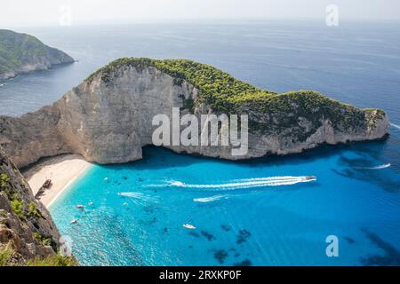 plage navagio sur l'île de zakynthos en grèce, plage de naufrage de zante, célèbre plage de l'île grecque avec naufrage. Banque D'Images