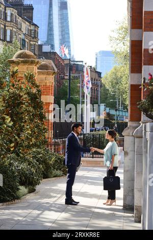 Businesspeople shaking hands Banque D'Images