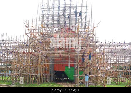 Les travailleurs fabriquent une structure temporaire en bambou, appelée localement « Pandal », pour le prochain Durga Puja à Agartala. Tripura, Inde. Banque D'Images