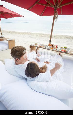 Young couple wearing peignoirs au beach de Ko Samui, Thaïlande Banque D'Images