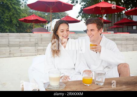 Young couple wearing peignoirs au beach de Ko Samui, Thaïlande Banque D'Images