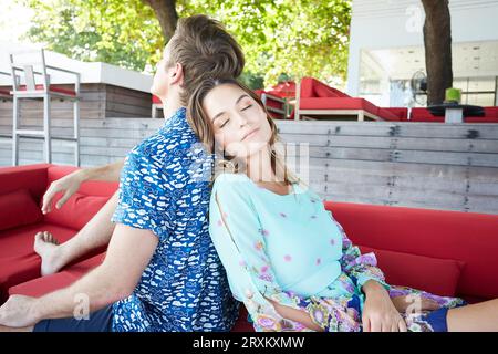 Couple sur canapé en bord de Ko Samui, Thaïlande Banque D'Images
