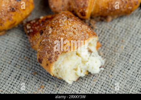 Bagels faits de pâte au fromage cottage farcis avec du fromage cottage et des raisins secs, délicieuses pâtisseries faites maison avec des produits laitiers Banque D'Images