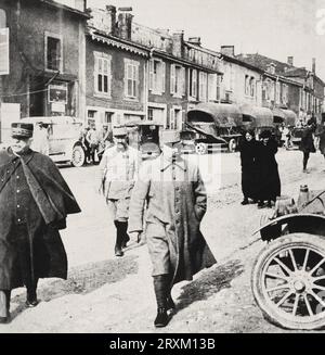 GÉNÉRAL JOFFRE GÉNÉRAL PÉTAIN LA BATAILLE DE VERDUN 'une visite du général en chef au général Pétain, qui dirige sur place les opérations.' GÉNÉRAL JOFFRE GÉNÉRAL PÉTAIN LA BATAILLE DE VERDUN « Une visite du général en chef au général Pétain, qui dirige les opérations sur place ». - Extrait de ' l'Illustration, Journal universel ' Vintage French Illustrated Journal 1916 Banque D'Images