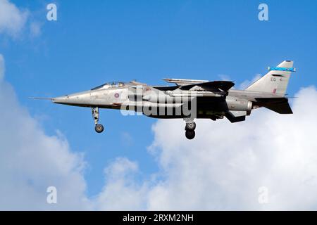 Avion d'attaque Sepecat Jaguar de la Royal Air Force arrivant à la base aérienne de Leeuwarden. Leeuwarden, pays-Bas - 26 septembre 2005 Banque D'Images