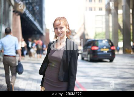 Portrait de jeune femme d'affaires sur la rue de la ville Banque D'Images